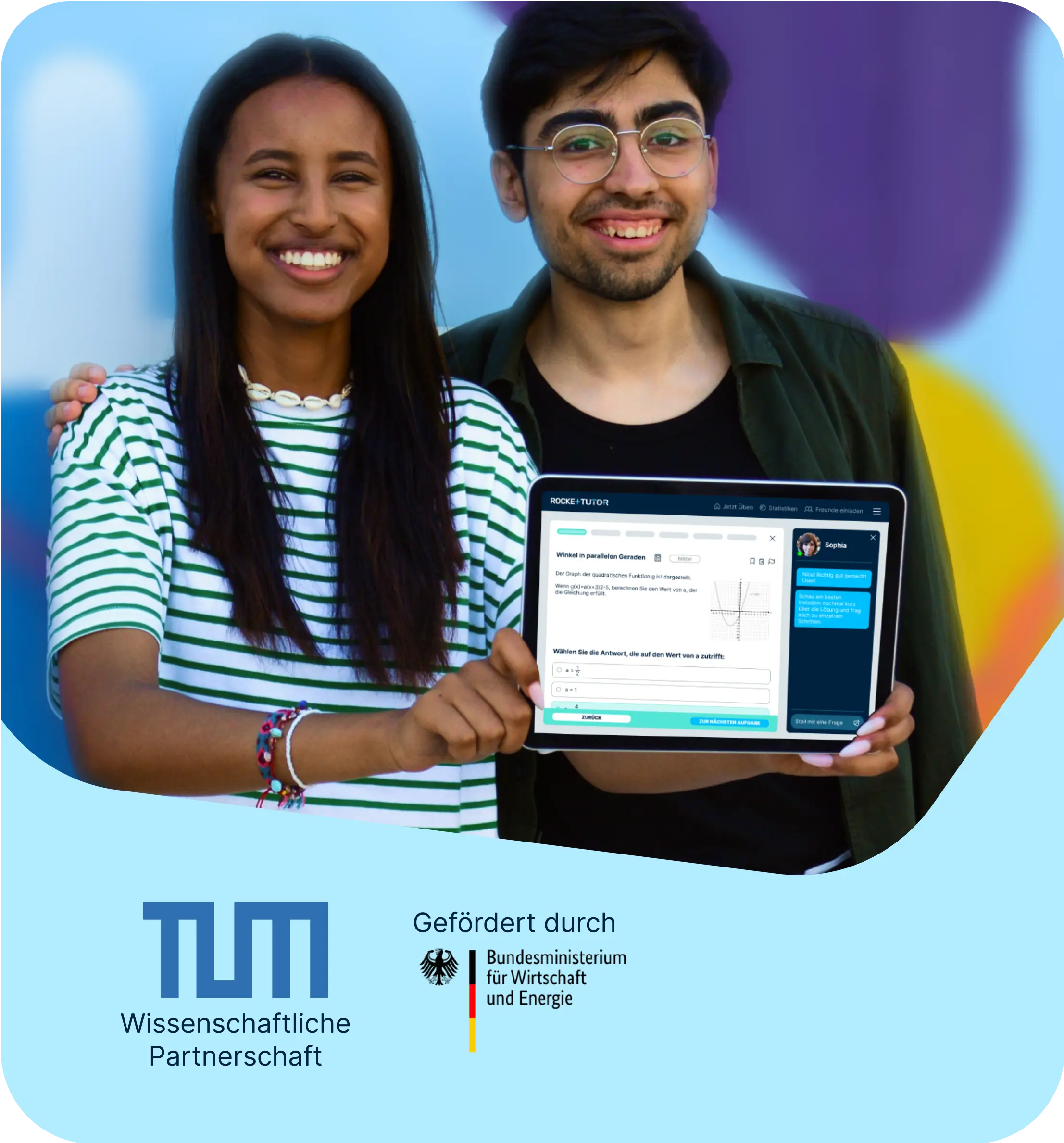 Zwei Schüler:innen zeigen ein iPad mit der rockettutor.de Website.